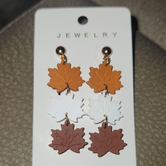 Maple Leaf Dangle Earrings New - Picture 1 of 1